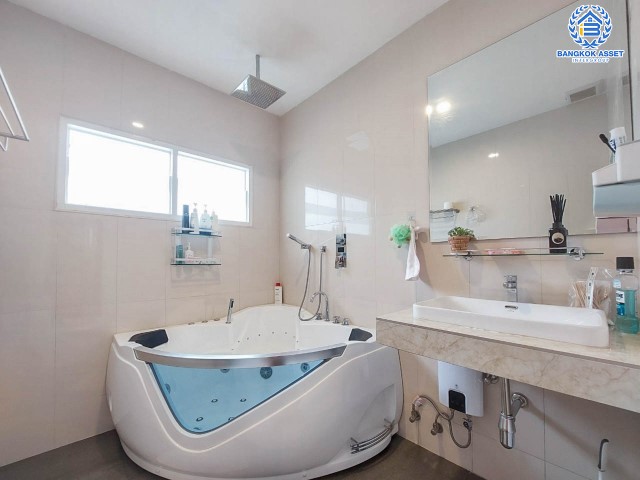 *****บ้านเดี่ยวมือสองย่านกรุงเทพฯ ม.แลนซีโอ รามอินทรา-วัชรพล เนื้อที่กว้าง 54.20 ตร.ว. ฟังก์ชัน 3 ห้องนอน 3 ห้องน้ำ ที่จอดรถ 2 คัน บนทำเลใกล้ทางด่วนรามอินทรา และถนนวงแหวนกาญจนาฯฝั่งตะวันออก เชื่อมต่อรถไฟฟ้า 2 สายทั้งสายสีชมพู "สถานีวัชรพล" และสายสีเขียว "สถานีสะพานใหม่" ใกล้จุดขึ้นทางด่วน "ฉลองรัช" จองเลย!